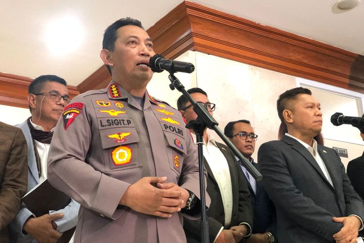 Kapolri Jenderal Listyo Sigit Prabowo ditemui pasca rapat dengar pendapat dengan Komisi III DPR di Kompleks Parlemen Senayan, Jakarta, Rabu (24/8/2022).