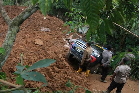 Longsor Susulan di Ponorogo, Dua Rumah dan Satu Eksavator Tertimbun