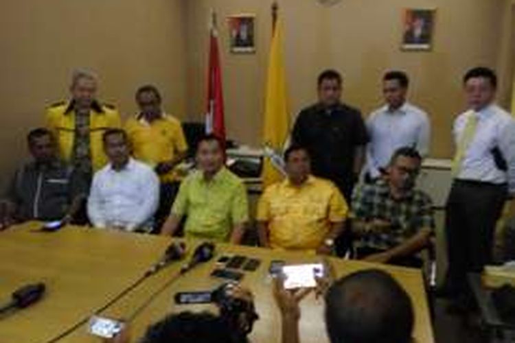Anggota DPR RI Fraksi Partai Golkar, Fayakhun Andriadi (batik, tengah) menggelar konfrensi pers di kantor DPD DKI, Cikini, Jakarta Pusat, Senin (5/12/2016). Konferensi pers ini terkait pemukulan terhadap dirinya usai aksi 
