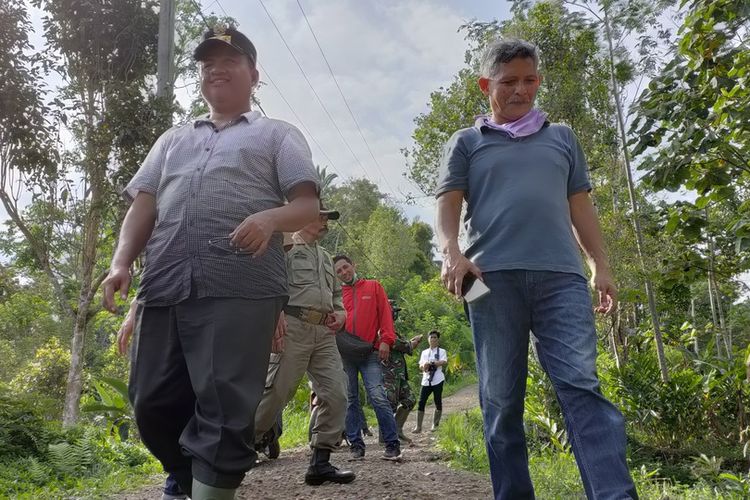 Wakil Gubernur Jawa Barat, Uu Ruzhanul Ulum, berjalan kaki menuruni bukit ke lokasi kejadian longsor kamoung terpencil yang menyebabkan pensiunan guru meninggal tertimbun di Kampung Anteghilir, Desa Malatisuka, Kecamatan Gunungtanjung, Kabupaten Tasikmalaya, Senin (12/10/2020).