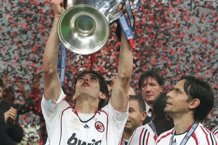 Kaka (kanan) mengangkat trofi Liga Champions 2007 di samping Filippo Inzaghi. AC Milan menjadi juara Liga Champions 2006-2007 usai mengalahkan Liverpool 2-1 di Stadion Olimpiade Athena, 23 Mei 2007. Kaka memainkan peran penting dalam formasi pohon Natal ala Carlo Ancelotti di AC Milan.