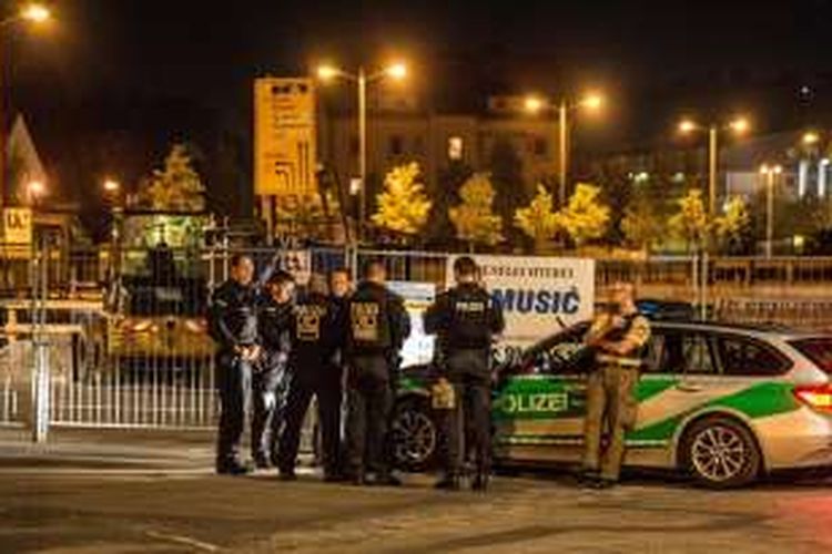 Polisi Jerman menjaga lokasi ledakan bom di kota Ansbach, Minggu (24/7/2016).