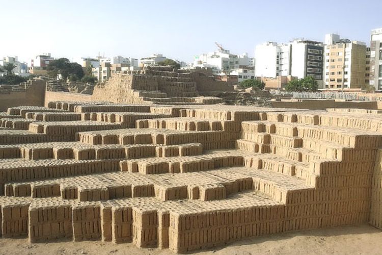 Huaca Pucllana merupakan piramida kuno di kota Lima, Peru.