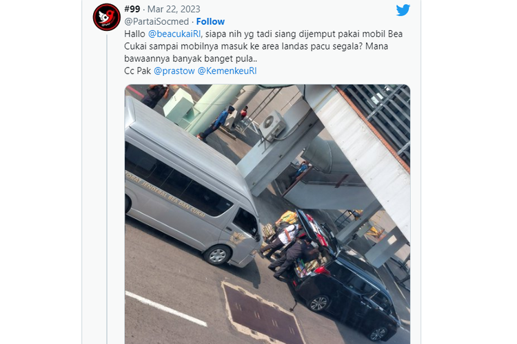 Tangkapan layar twit foto yang memperlihatkan mobil Toyota Alphard hitam dan mobil bertuliskan Direktorat Jenderal Bea Cukai berada di kawasan apron bandara.