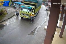 Ugal-ugalan di Jalan Sempit, Truk Serempet Belasan Pengendara Motor di Lampung