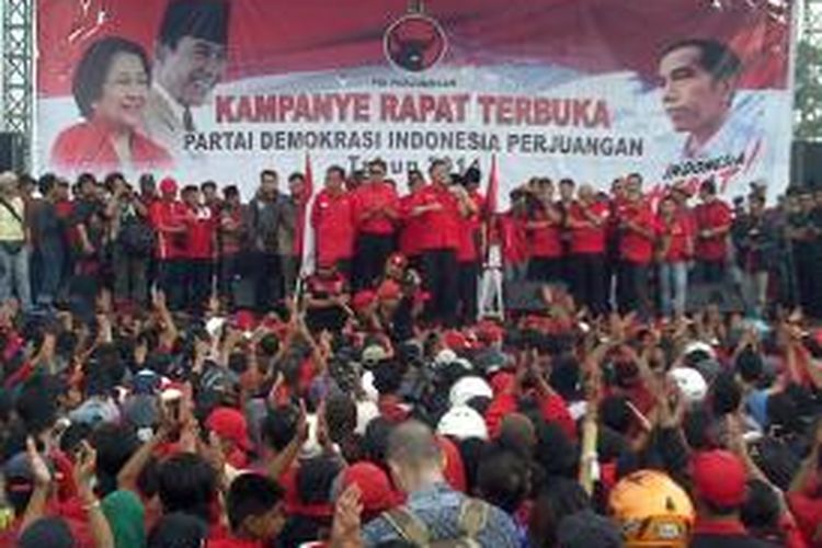 Suasana saat kampanye PDI Perjuangan yang dihadiri Joko Widodo (Jokowi) di lapangan Mulyorejo, Kota Malang, Jawa Timur, Minggu (30/3/2014).