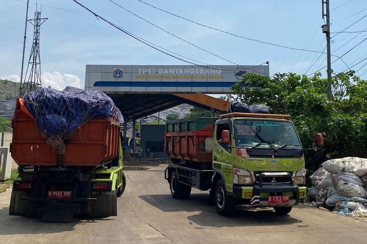 Truk sampah keluar masuk gerbang TPST Bantargebang, Bekasi