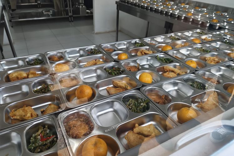 Portrait of a Free Meal Program (PMG) food tongs made from stainless steel with five compartments. Contains one piece of stewed chicken, stir-fried long beans, two pieces of flour-fried tofu, rice and oranges, it was observed being prepared in a special room, Monday (6/1/2025). 