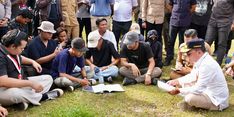 Terima Aspirasi Mahasiswa dan Buruh, Gubernur Kalteng Jadikan Punggung sebagai Alas Tanda Tangan