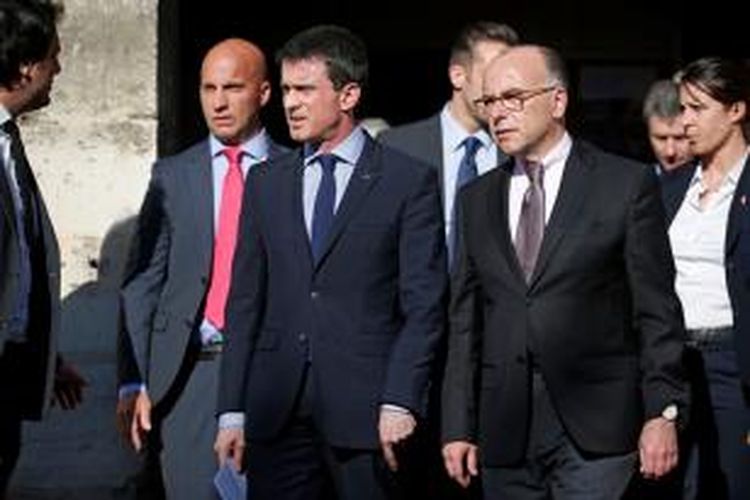 PM Perancis Manuel Valls (kiri) dan Mendagri Bernanr Cazeneuve saat mengunjungu Villejuif, sebuah kota kecil tempat digagalkannya sebuah rencana serangan teror.