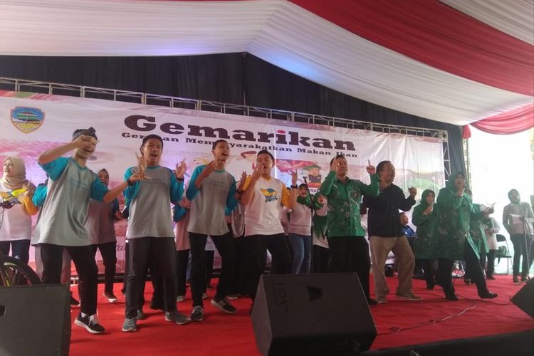 Juara terpilih duta gemar makan ikan tingkat Kota Tasikmalaya, merayakan kemenangannya dengan berjoget diiringi lagu gemar makan ikan di Lapangan Dadaha, Kota Tasikmalaya, Rabu (17/7/2019).