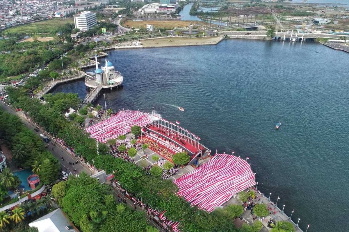 Kemeriahan peringatan Hari Kemerdekaan Republik Indonesia ke 77 di Anjungan Pantai Losari, Kota Makassar.