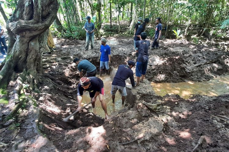 Komunitas Resan dan Warga Membersihkan Sumber air Planangan, Banaran, Playen, Gunungkidul Senin (22/3/2021)