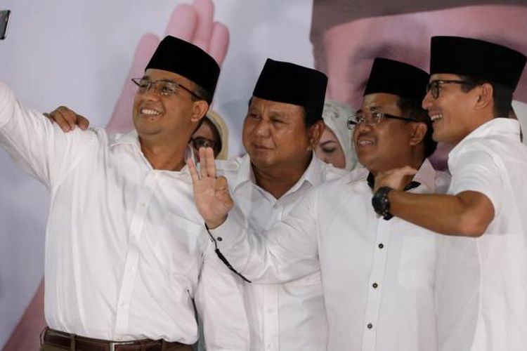 Calon gubernur DKI Jakarta nomor urut 3, Anies Baswedan (kiri), Ketua Umum Partai Gerindra, Prabowo Subianto (kedua dari kiri), Presiden Partai Keadilan Sejahtera, Sohibul Iman (kedua dari kanan), dan calon wakil gubernur DKI Jakarta no urut 3, Sandiaga Uno berfoto bersama usai memberikan keterangan pers di Kantor DPP Partai Gerindra, Jakarta Selatan, Rabu (15/2/2017). Anies Baswedan mengucapkan terima kasih kepada warga Jakarta yang telah berpartisipasi memberikan hak suaranya dalam pemilihan kepala daerah di DKI Jakarta. 