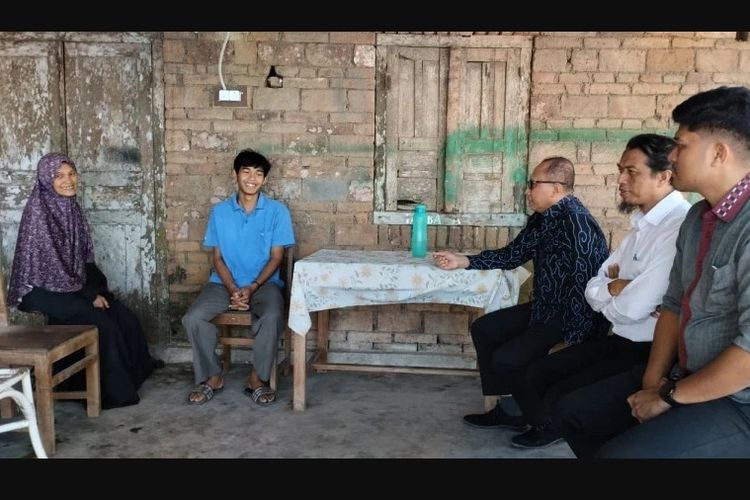 Anak Penjual Keripik Pisang Lolos SNBP dan Kuliah Gratis di UGM, Dekan Fapet Sambangi Rumahnya