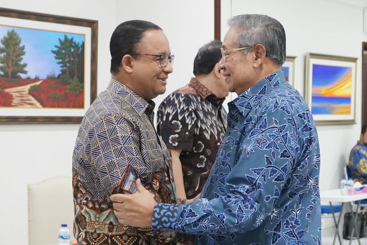  Bacapres dari Koalisi Perubahan untuk Persatuan Anies Baswedan (kiri) bersama Presiden Keenam RI Susilo Bambang Yudhoyono saat peresmian Museum dan Galeri SBY-ANI di Pacitan, Jawa Timur, Jumat(17/8). 