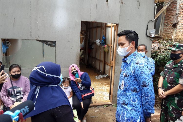 Bupati Kendal, Dico M Ganinduto, saat meninjau korban bencana puting beliung di desa Ngabean Boja. KOMPAS.COM/SLAMET PRIYATIN