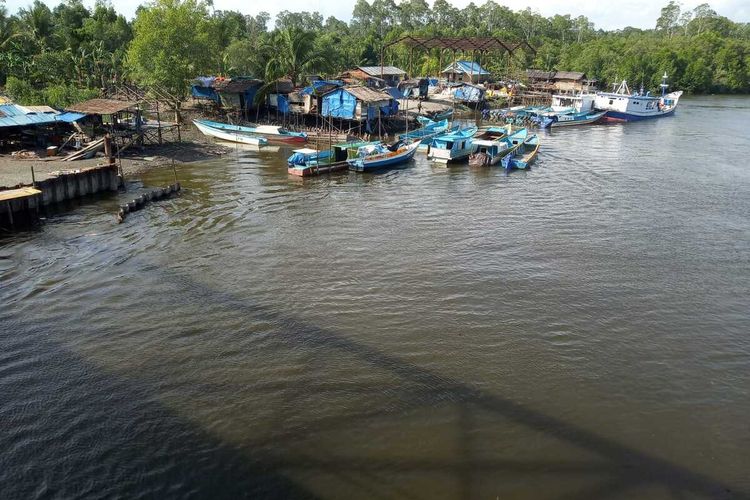 Terdapat perumahan dan kapal yang terparkir di pinggir sungai di Kampung Poumako, Distrik Timika Timur, Kabupaten Mimika, Papua, Rabu (06/04/2022).