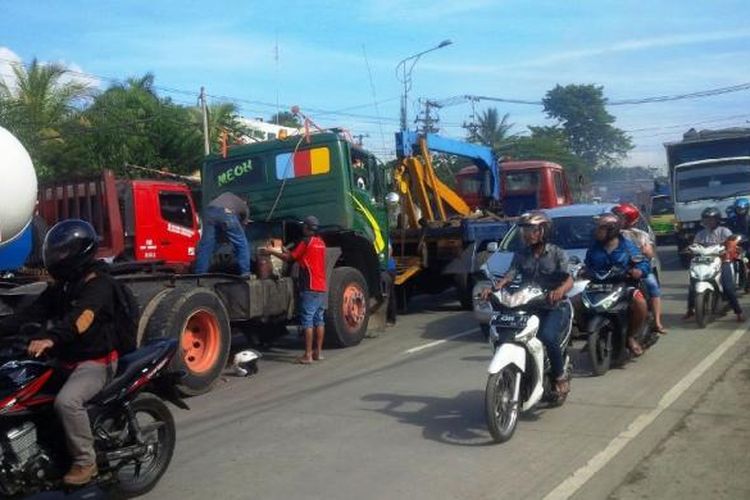  Kepala truk kontainer Nopol H1920ER didepan Jl. Soekarno Hatta Km.32,   dalam proses penderekan. Tiga kendaraan terlibat kecelakaan Jumat (20/1/2017)   pagi dan menyebabkan kemacetan panjang di jalur Semarang-Solo.