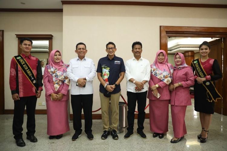 Menparekraf Sandiaga Salahuddin Uno bersama Kepala BP Batam Muhammad Rudi mengunjungi Desa Wisata Kampung Tua Bakau Serip yang mendapatkan penghargaan ADWI.