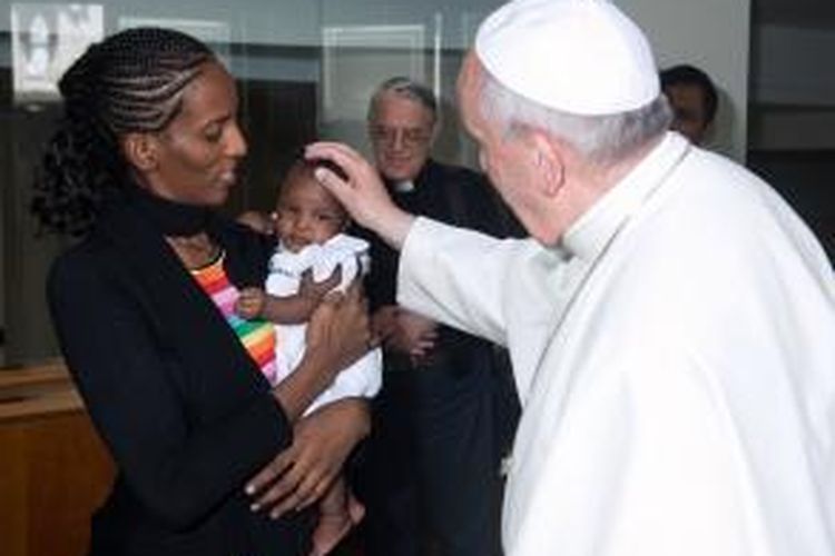 Paus Fransiskus menerima Meriam Yahya Ibrahim Ishag dan putrinya, Maya dalam sebuah pertemuan pribadi di Vatikan. Meriem Yahya nyaris dihukum mati di Sudan setelah memeluk Kristen.