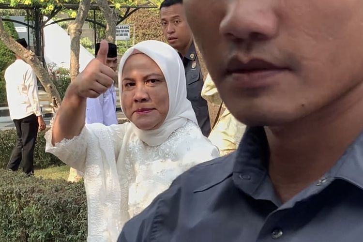 Ibu Negara, Iriana Jokowi saat berada di Tugu Pahlawan, Surabaya