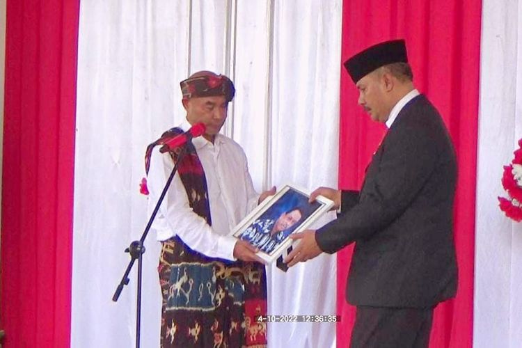 Gubernur Nusa Tenggara Timur (NTT) Viktor Bungtilu Laiskodat dan Bupati Sumba Timur Khristofel Praing, saat memberikan penghormatan kepada jenazah Sekretaris Daerah Provinsi NTT Domu Waronday