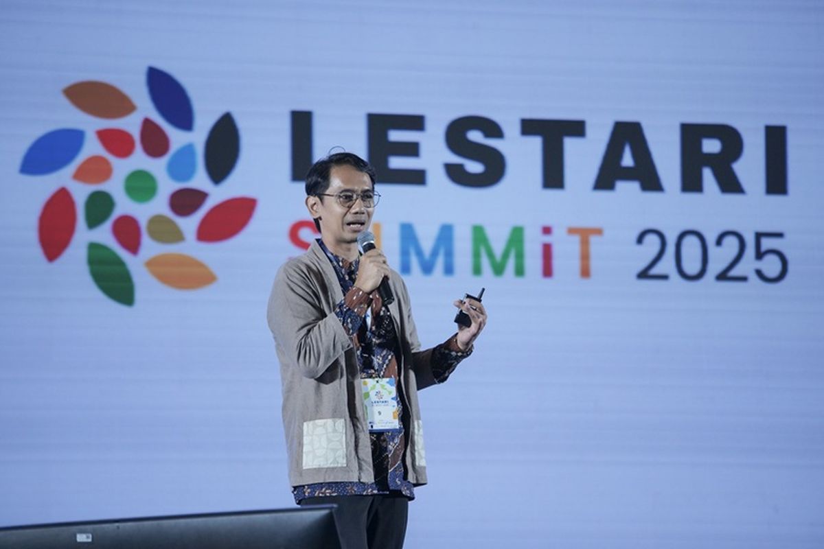 Senior Research Advisor YouthLab Indonesia Muhammad Faisal dalam Lestari Summit 2025 yang digelar KG Media di Raffles Hotel Jakarta, Kamis (2/10/2025).