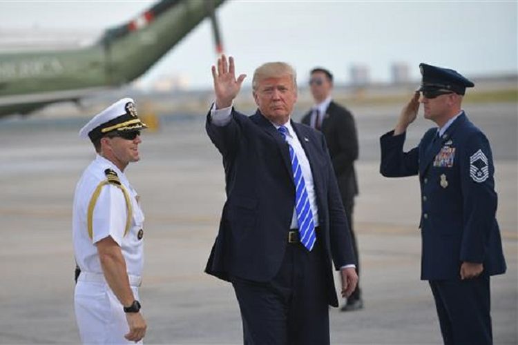 Presiden Amerika Serikat Donald Trump melambaikan tangan di Bandara Internasional John F Kennedy di New York, Selasa (26/9/2017)