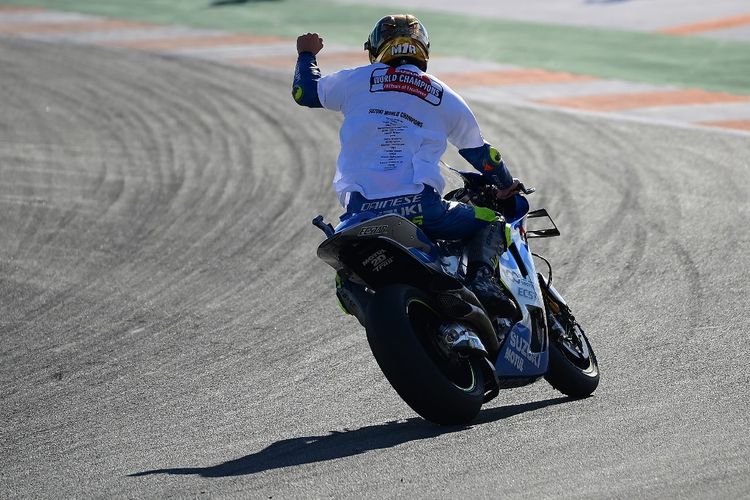 Joan Mir meraih gelar juara dunia MotoGP 2020 saat balapan di MotoGP Valencia. (Photo by LLUIS GENE / AFP)