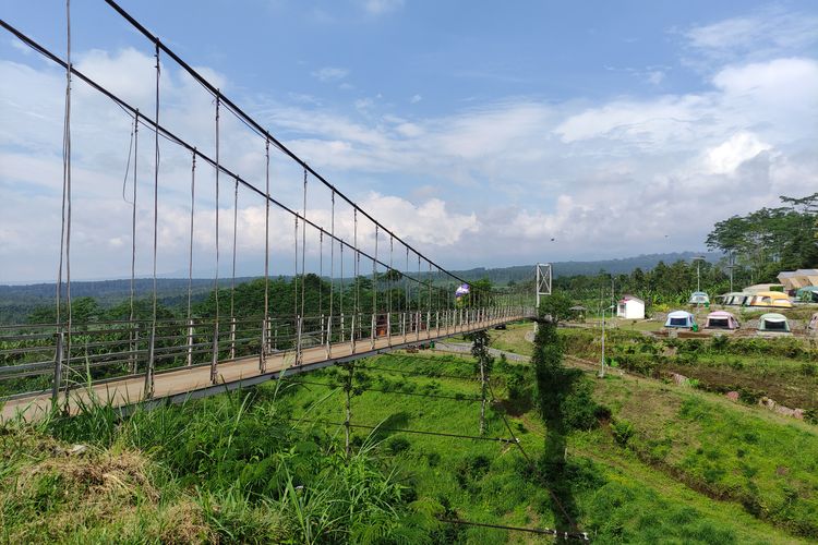 Jembatan Gantung di Bumi Perkemahan Glagah Arum Lumajang.