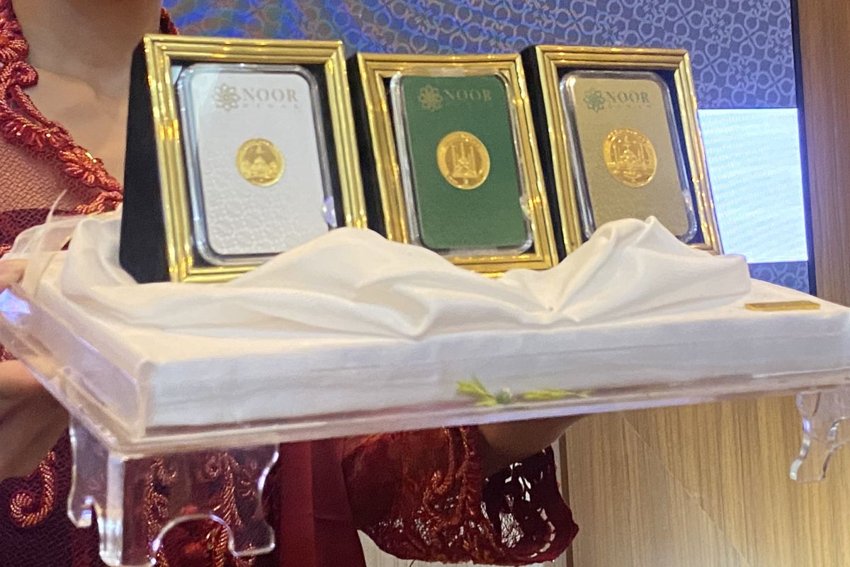 Tiga produk emas yang dilucurkan oleh Noor Dinar pada acara Product Launch Noor Dinar di Gedung Subono Perum Peruri, Jakarta Selatan, Jumat (16/5/2025).