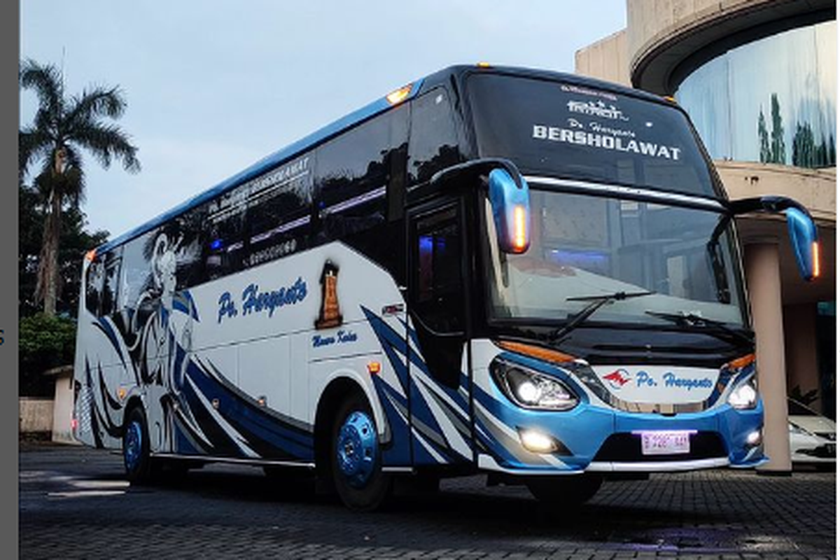 Bus baru PO Haryanto rakitan Karoseri Morodadi Prima