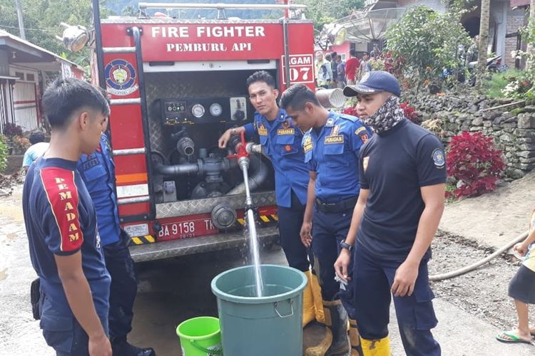 Satpol PP dan Damkar Agam salurkan air bersih kepada warga korban longsor dan banjir badang, Kamis (21/11/2019)