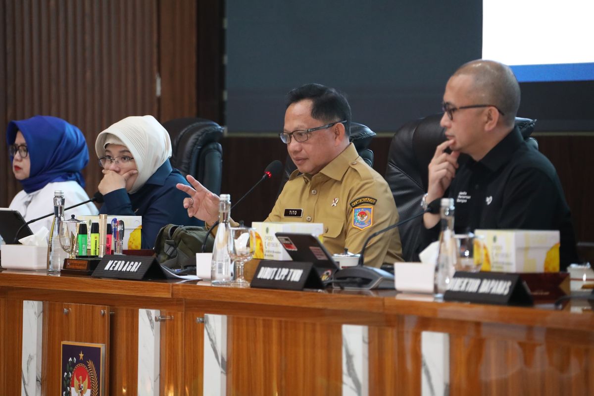 Mendagri Muhammad Tito Karnavian dalam Rapat Koordinasi Pengendalian Inflasi Daerah yang dirangkaikan dengan Dukungan Pemerintah Daerah pada Kegiatan Nonton Bareng Piala Dunia FIFA 2026 serta Penandatanganan Surat Edaran Bersama dan Penyerahan Sampul Peringatan Sinergi Pelaksanaan Sensus Ekonomi 2026 di Gedung Sasana Bhakti Praja (SBP) Kemendagri, Jakarta, Senin (15/6/2026).