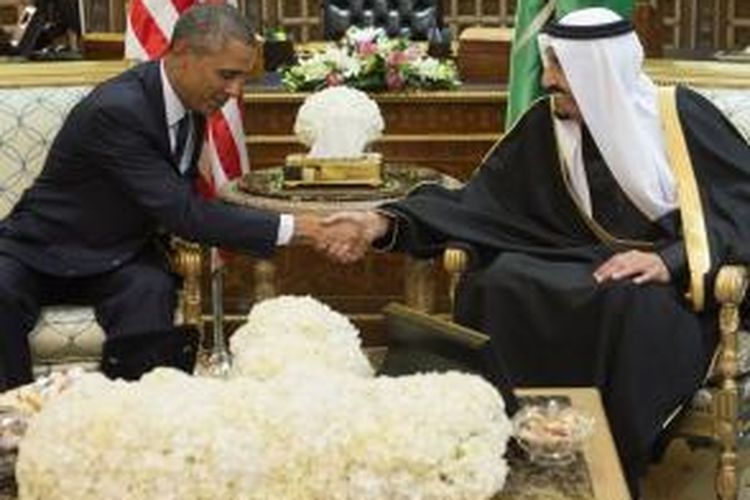 Presiden AS Barack Obama berjabat tangan dengan Raja Arab Saudi Salman bin Abdulaziz saat keduanya bertemu di Riyadh, Rabu (28/1/2015). Raja Salman naik tahta menggantikan Raja Abdullah yang meninggal dunia.