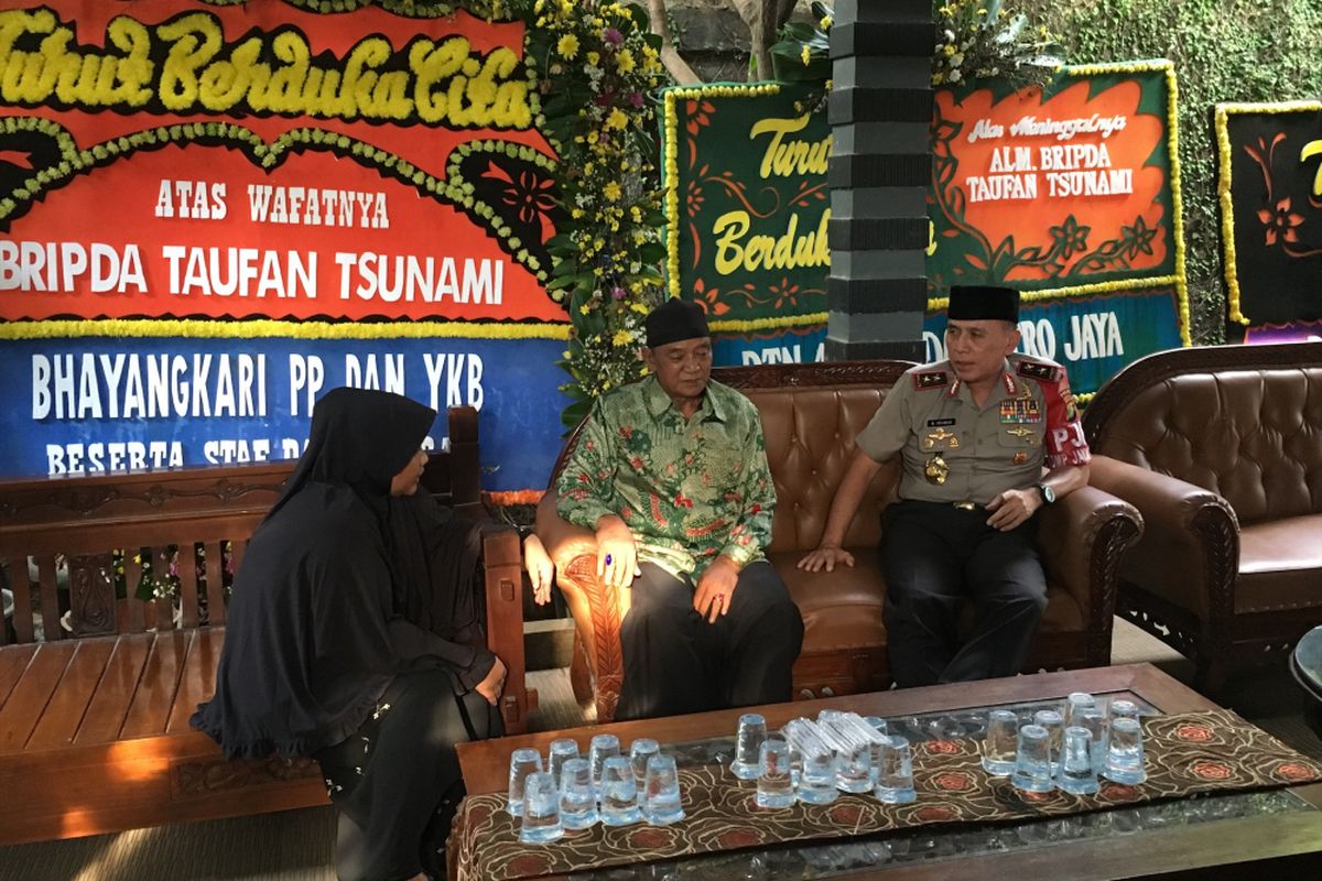 Kapolda Metro Jaya Irjen Pol M. Iriawan pada mengunjungi keluarga dari almarhum Briptu Taufan Tsunami di kediamannya di daerah Kranggan, Jatisampurna, Kota Bekasi, Rabu (31/5/2017) sore.