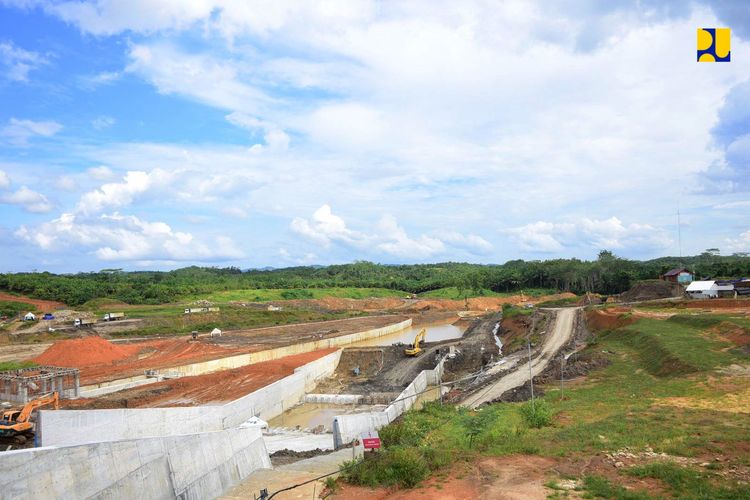 Kementerian PUPR tengah mempercepat pembangunaan Bendungan Sepaku Semoi di Kabupaten Penajam Paser Utara, Kalimantan Timur,mendukung kebutuhan air baku dan pengendalian banjir di kawasan Ibu Kota Negara (IKN) Nusantara, Kamis (21/4/2022).