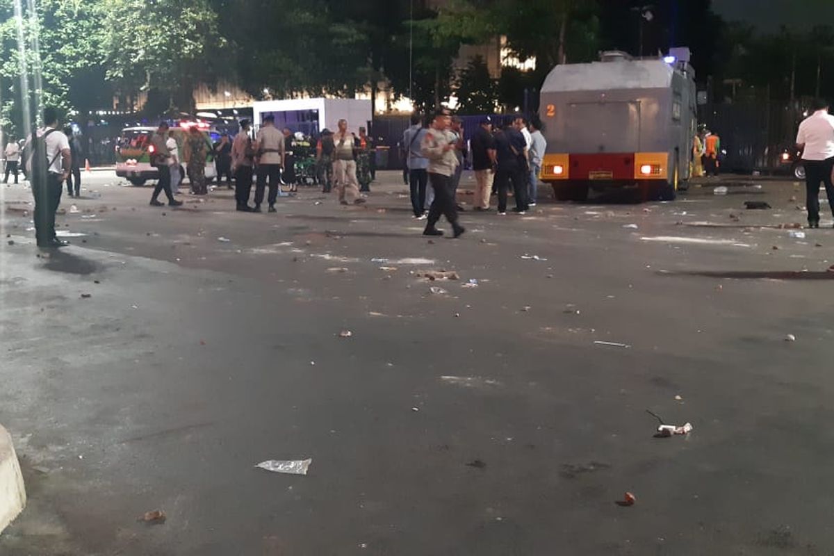 Sejumlah personel polisi berjaga mengamankan pertandingan kualifikasi Piala Dunia antara tim nasional Indonesia vs Malaysia di Stadion Gelora Bung Karno, Jakarta, Kamis (5/9/2019) malam.