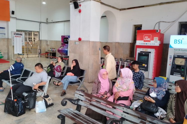 Sejumlah penumpang di Stasiun Bandung berangkat imbas imbas kecelakaan antara KA Turangga relasi Surabaya Bandung dengan Commuterline Bandung Raya di jalan Stasiun Haurpugur-Cicalengka, Kabupaten Bandung, Jumat (5/1/2024).