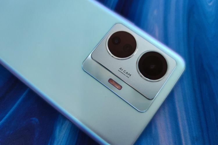 Bagian punggung Vivo T1 Pro 5G dihuni oleh dua modul kamera yang mencakup kamera utama 64 Extreme Night Selfie, kamera 8 MP Super Wide-Angle dan kamera 2 MP Super Macro.