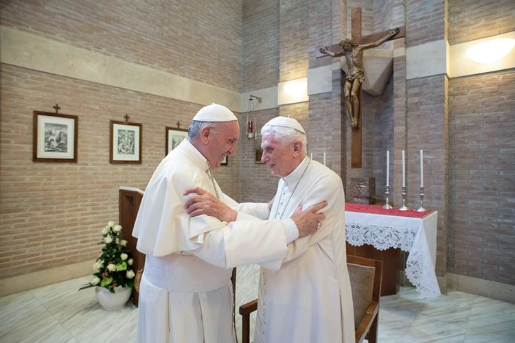 Paus Benediktus XVI dan Paus Fransiskus bertemu di Vatikan pada Juni 2017.