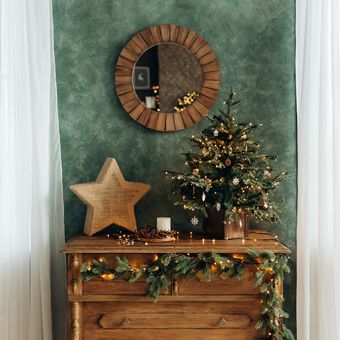 ilustrasi dekorasi Natal di kabinet kamar mandi