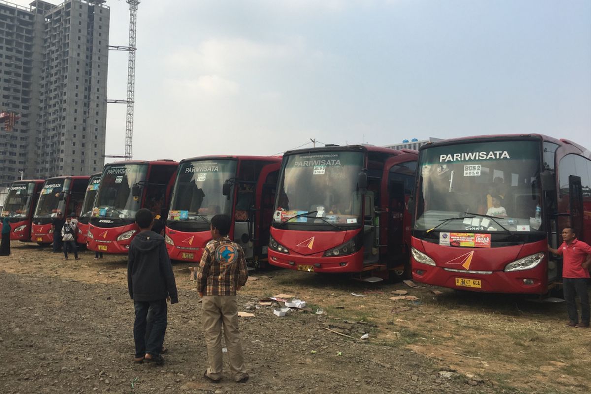 Pemerintahan Kota (Pemkot) Bekasi memberangkatkan 12 bus mudik gratis dari Pemkot untuk warga Kota Bekasi di Bekasi, Senin (19/6/2017). 