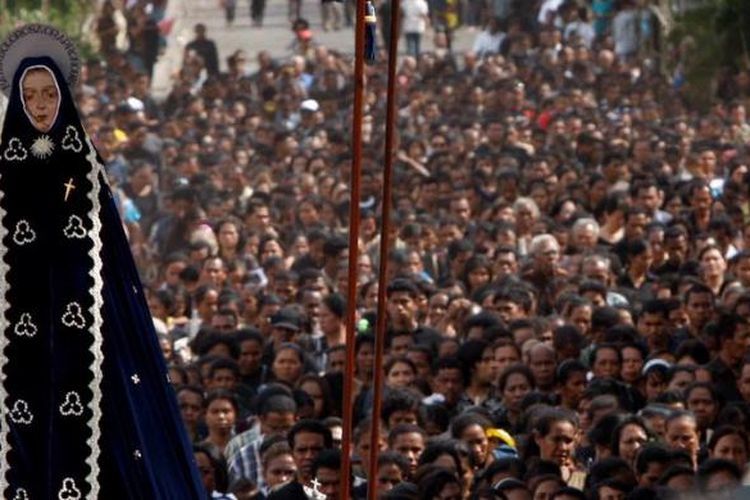 Foto: Ilustrasi Warga mengiringi patung Tuan Ma (Bunda Maria) yang diusung dari kapela menuju Gereja Katedral pada perayaan Pekan Suci atau Semana Santa bagi umat Katholik, di Larantuka, Flores Timur, NTT.