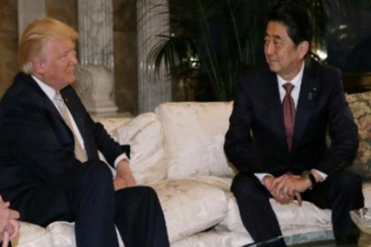 PM Jepang Shinzo Abe (kanan) pada 17 November 2016 bertemu Donald Trump, tak lama setelah Trump terpilih menjadi Presiden AS. Pertemuan dilakukan di Trump Tower di Manhattan, New York, AS.