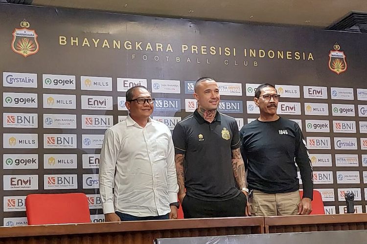 Radja Nainggolan (tengah) saat diperkenalkan sebagai pemain baru Bhayangkara FC di Gelora Bung Karno, Jakarta, Senin (4/12/2023). 