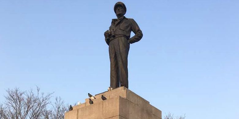 Patung Jenderal Douglas MacArthur di Taman Jayu, Incheon, Korsel.