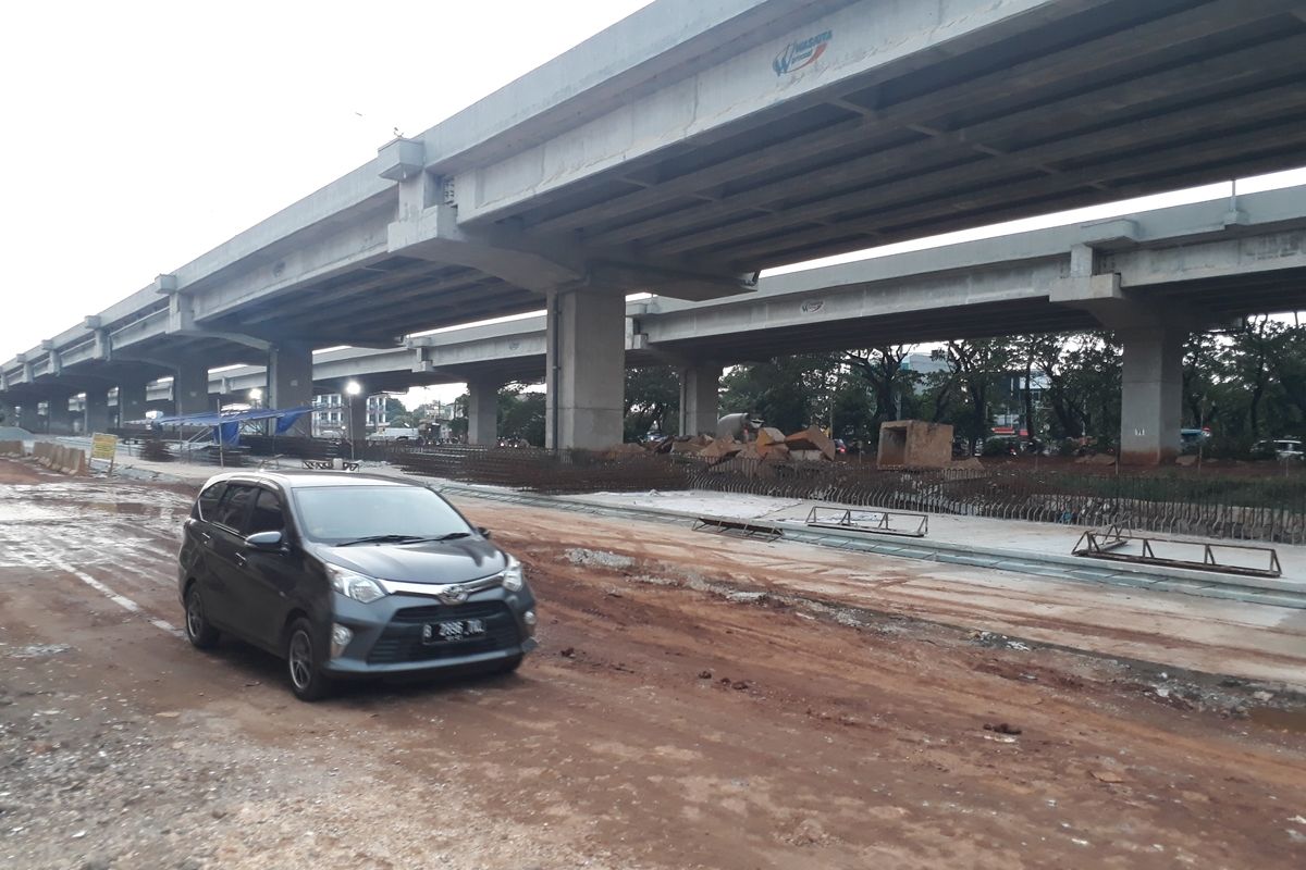 Lokasi proyek Tol Becakayu yang berdampingan langsung dengan wilayah RW 011, Kelurahan Cipinang Melayu, Kecamatan Makasar, Jakarta Timur, Kamis (5/12/2019).