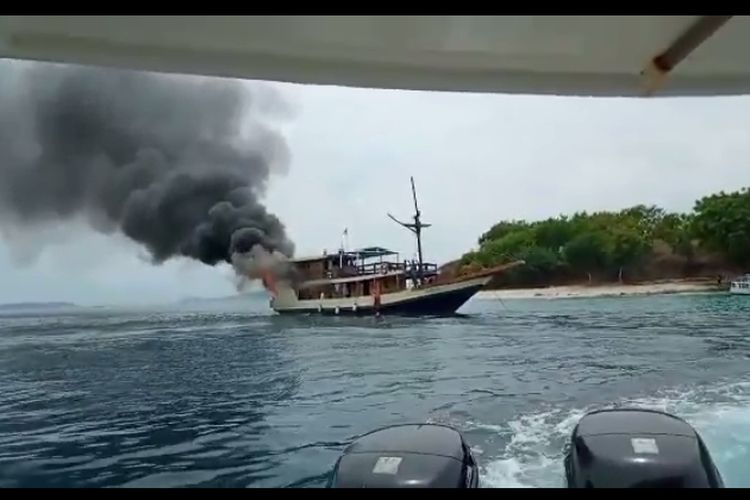 Satu unit Kapal Wisata jenis Phinisi di Labuan Bajo, Kabupaten Manggarai Barat, NTT, terbakar api Senin (16/1/2023).